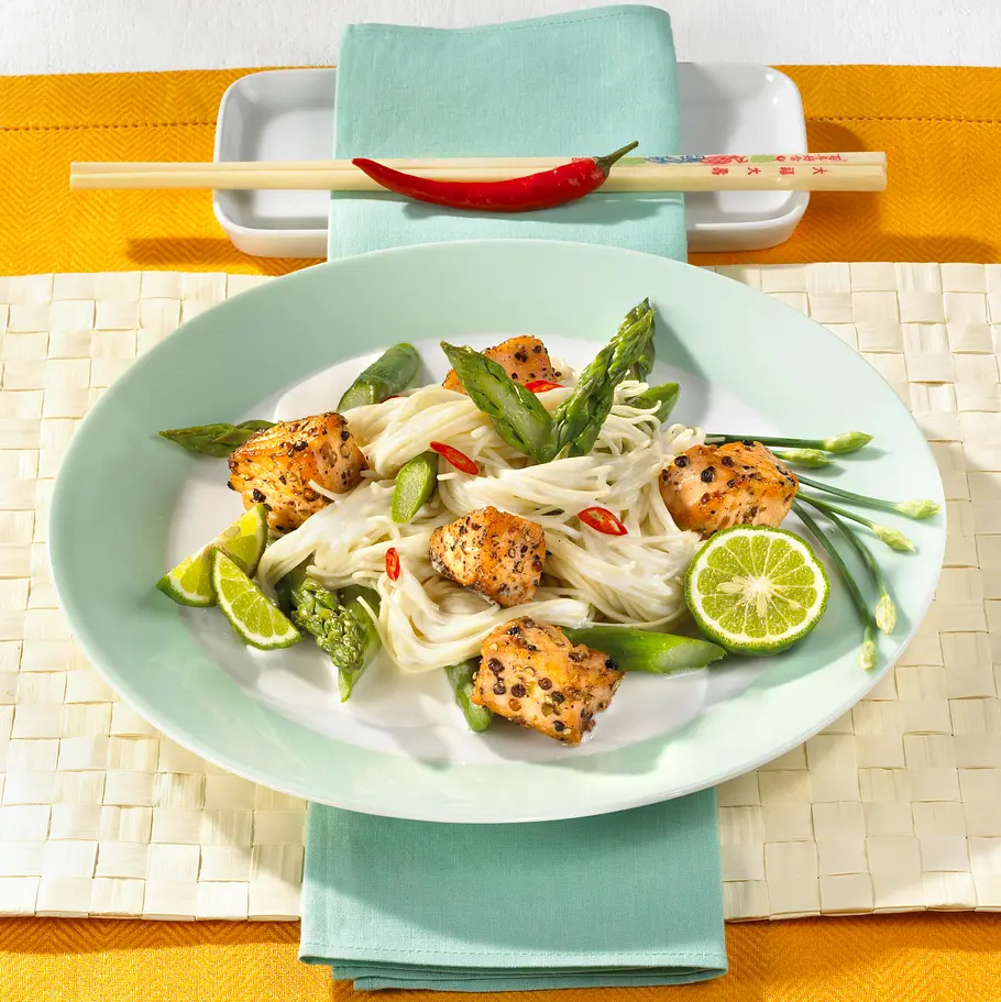 Grüner Spargel mit Lachs und Thainudeln Rezept Grüner Spargel mit Lachs und Thainudeln Rezept