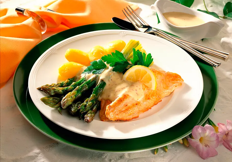 Grüner Spargel mit Lachsfilet und Senfsoße Rezept