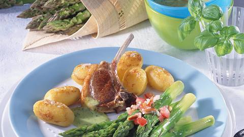 Grüner Spargel mit Lammkotelett Rezept - Foto: House of Food / Bauer Food Experts KG