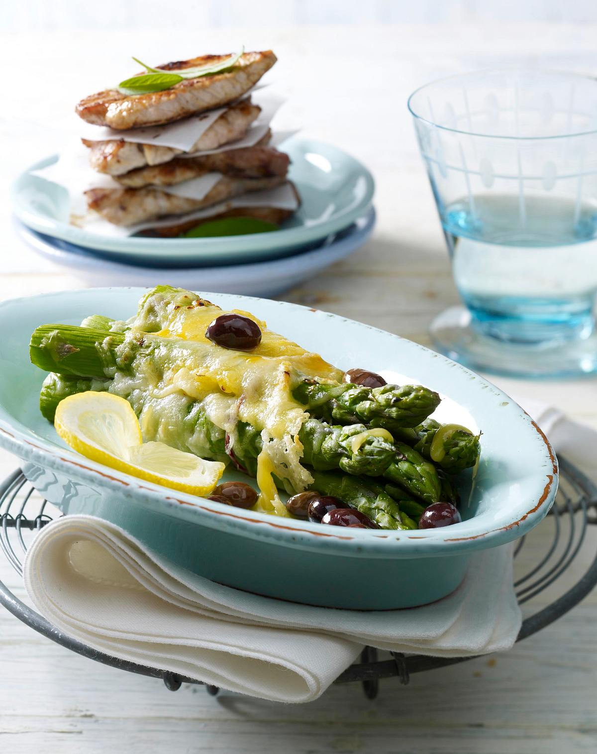 Grüner Spargel mit Parmesan und Butter gratiniert, dazu kleine Schnitzelchen Rezept