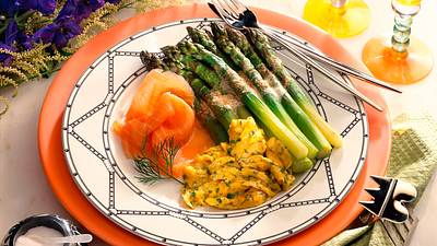 Grüner Spargel mit Rührei und Räucherlachs Rezept - Foto: Neckermann