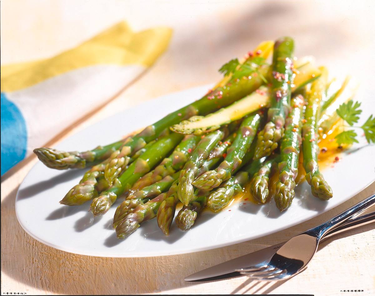 Grüner Spargel mit Senf-Vinaigrette Rezept