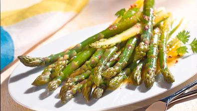 Grüner Spargel mit Senf-Vinaigrette Rezept - Foto: LECKER @ Bauer Media Group