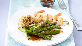 Grüner Spargel mit süßer Chili-Sojasoße zu Scampi-Spießen und Bratnudeln Rezept - Foto: LECKER @ Bauer Media Group