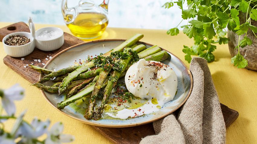 Grüner Spargel-Salat mit Burrata Rezept - Foto: House of Food / Bauer Food Experts KG