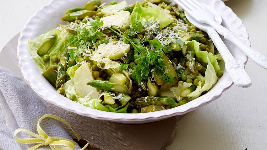 Grüner Spargelsalat mit Parmesan Rezept - Foto: House of Food / Bauer Food Experts KG