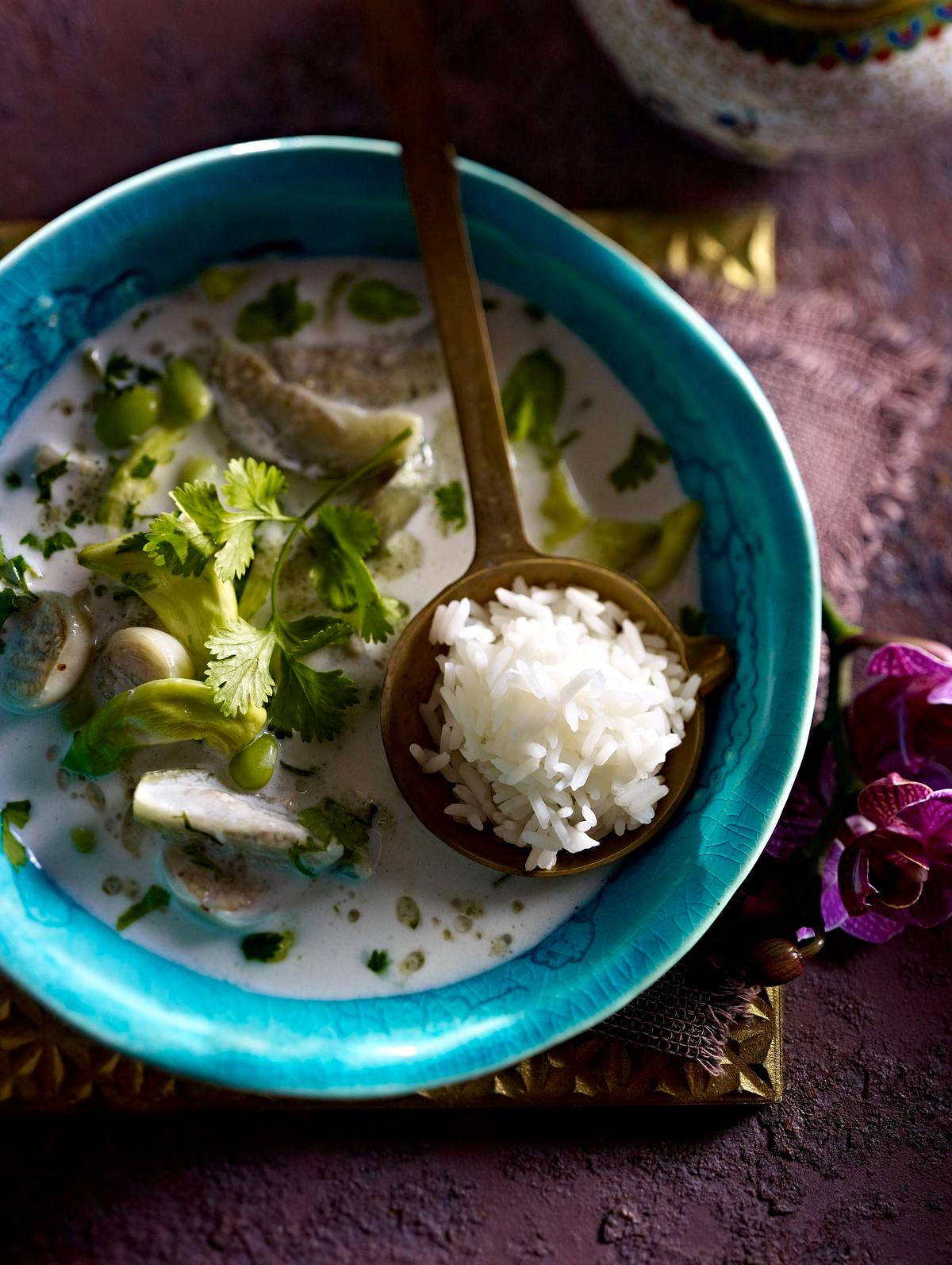 Grünes Thai-Curry (Kaeng Khiao Wan) mit Thai-Auberginen, Bittergurke, Wasser-Spinat und Kaffirblättern Rezept