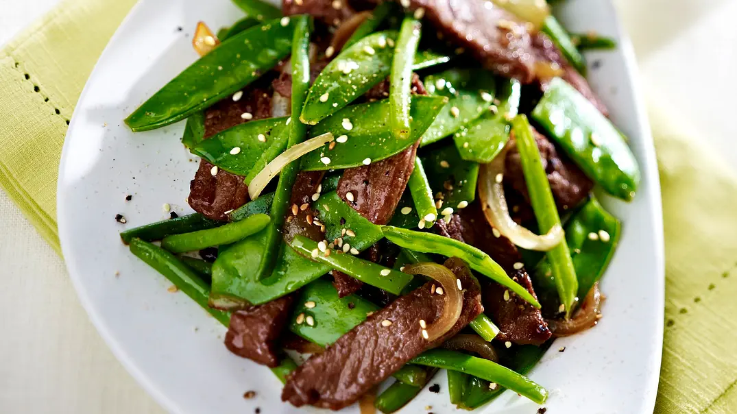 Grünes Wok-Gemüse mit Rindfleisch Rezept - Foto: LECKER @ Bauer Media Group Grünes Wok-Gemüse mit Rindfleisch Rezept - Foto: LECKER @ Bauer Media Group