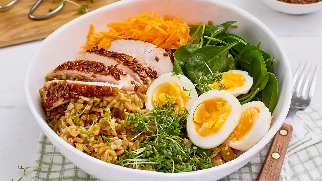 Grünkern-Bowl mit wachsweichem Ei und Hähnchenfilet Rezept - Foto: LECKER @ Bauer Media Group