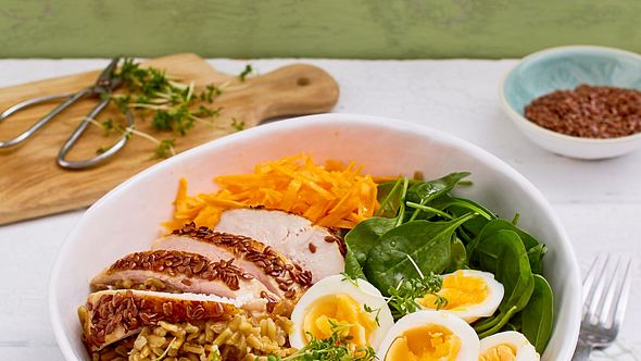 Grünkern-Bowl mit wachsweichem Ei und Hähnchenfilet Rezept - Foto: House of Food / Bauer Food Experts KG
