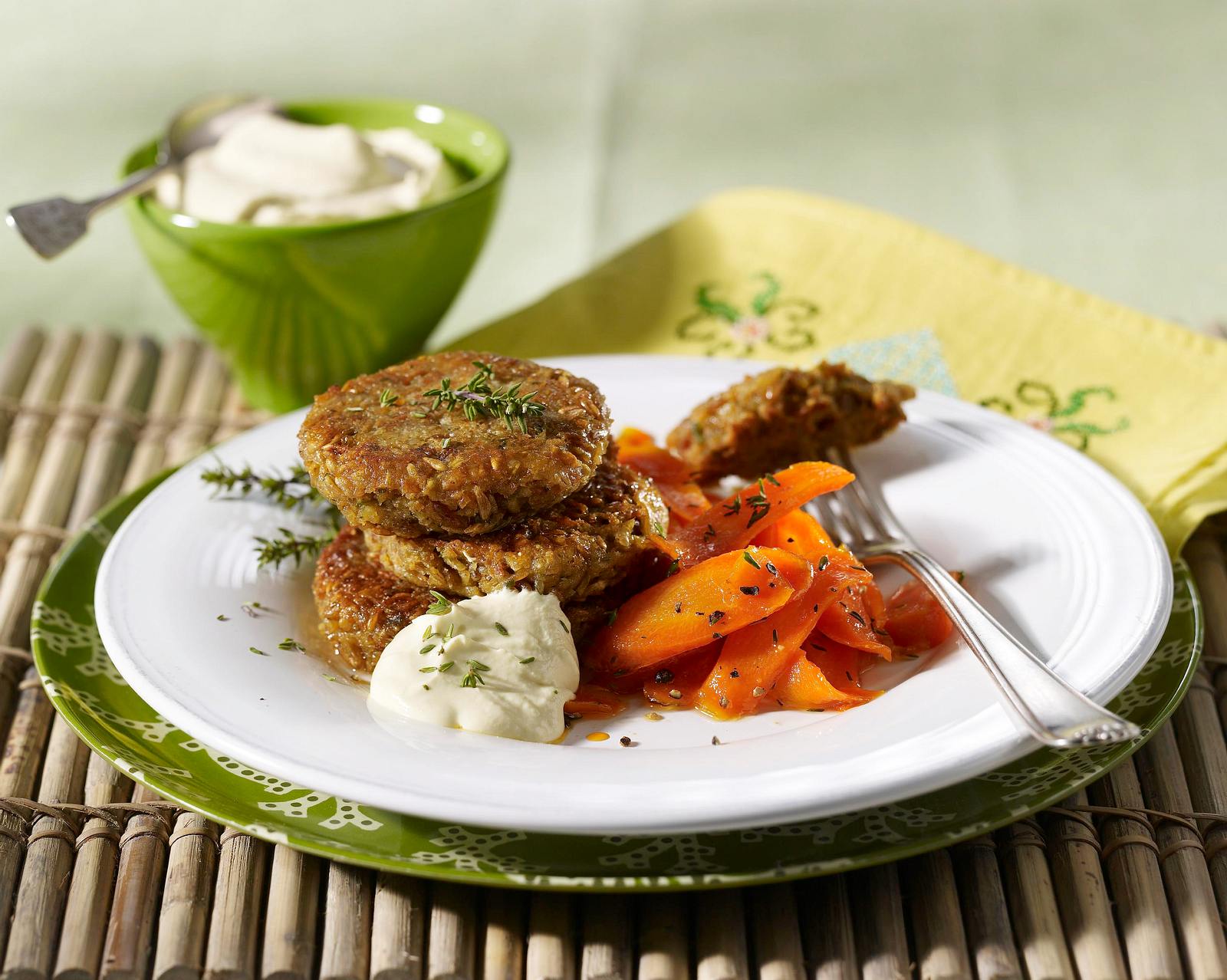 Grünkern-Frikadellen und Möhren mit Senf-Quark-Dip Rezept | LECKER