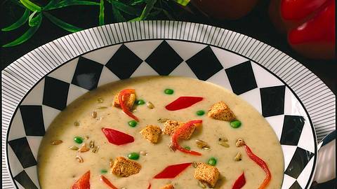 Grünkernsuppe mit Gemüse und Tofuwürfel Rezept - Foto: House of Food / Bauer Food Experts KG