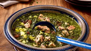 Grünkohl-Eintopf mit Kasseler, Kartoffeln und Rosinen Rezept - Foto: LECKER @ Bauer Media Group Grünkohl-Eintopf mit Kasseler, Kartoffeln und Rosinen Rezept - Foto: LECKER @ Bauer Media Group