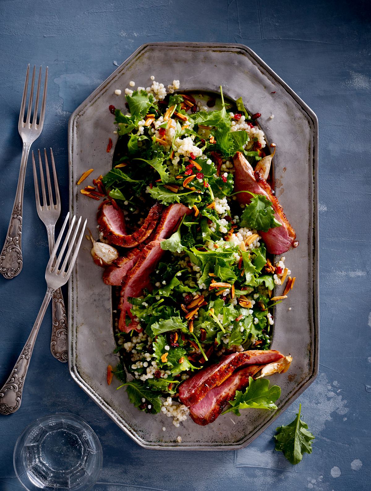 Grünkohl-Graupen-Tabouleh mit Berberitzen Rezept