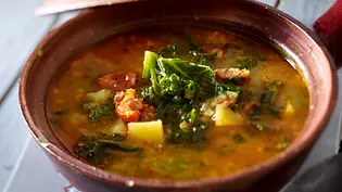 Grünkohl-Kartoffel-Suppe mit Chorizo Rezept - Foto: LECKER @ Bauer Media Group Grünkohl-Kartoffel-Suppe mit Chorizo Rezept - Foto: LECKER @ Bauer Media Group