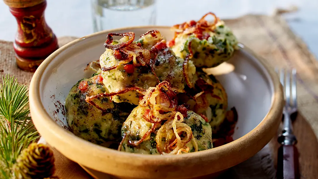 Grünkohl-Knödel mit Speckstippe Rezept - Foto: LECKER @ Bauer Media Group