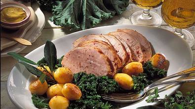 Grünkohl mit gerösteten Kartoffeln und Kasseler-Braten Rezept - Foto: LECKER @ Bauer Media Group