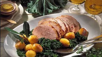 Grünkohl mit gerösteten Kartoffeln und Kasseler-Braten Rezept - Foto: LECKER @ Bauer Media Group