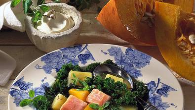Grünkohl mit Kartoffeln, Kürbis und Speck Rezept - Foto: LECKER @ Bauer Media Group