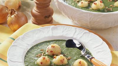 Grünkohl-Rahmsuppe mit Kartoffelklößchen Rezept - Foto: Maass