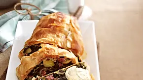 Grünkohl-Strudel mit Senfcreme Rezept - Foto: LECKER @ Bauer Media Group Grünkohl-Strudel mit Senfcreme Rezept - Foto: LECKER @ Bauer Media Group