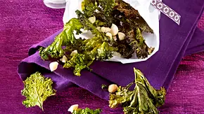Grünkohlchips mit Macadamianüssen Rezept - Foto: LECKER @ Bauer Media Group Grünkohlchips mit Macadamianüssen Rezept - Foto: LECKER @ Bauer Media Group