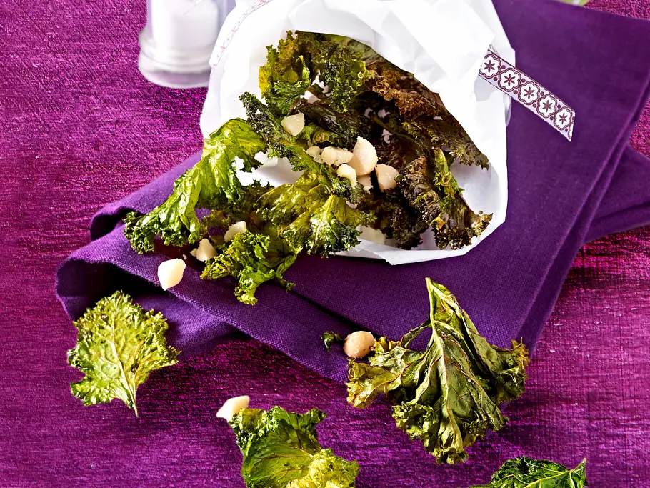 Grünkohlchips mit Macadamianüssen Rezept Grünkohlchips mit Macadamianüssen Rezept