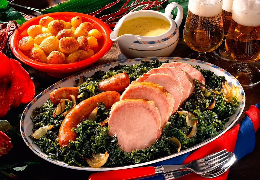 Grünkohlplatte mit Kassler und Mettenden Rezept Grünkohlplatte mit Kassler und Mettenden Rezept