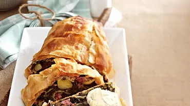 Grünkohlstrudel mit Senfcreme Rezept - Foto: LECKER @ Bauer Media Group