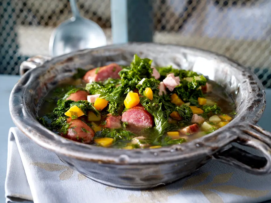 Grünkohlsuppe mit Kartoffeln, Kasseler und Mettenden Rezept Grünkohlsuppe mit Kartoffeln, Kasseler und Mettenden Rezept