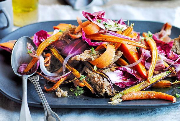 Günstig abroggen: Möhrensalat mit Brotcrunch Rezept