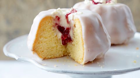 Gugelhupf mit Kirsch-Mascarpone-Füllung Rezept - Foto: House of Food / Bauer Food Experts KG