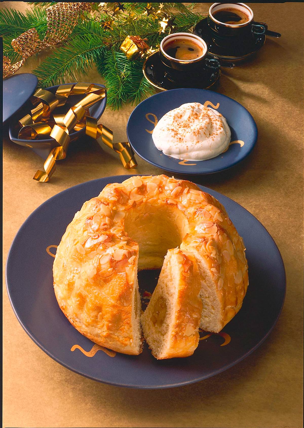 Gugelhupf mit Marzipanfüllung Rezept