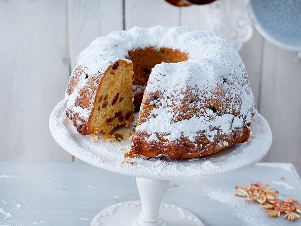 „Gute alte Zeit“-Guglhupfstollen mit Puderzuckerschnee Rezept „Gute alte Zeit“-Guglhupfstollen mit Puderzuckerschnee Rezept
