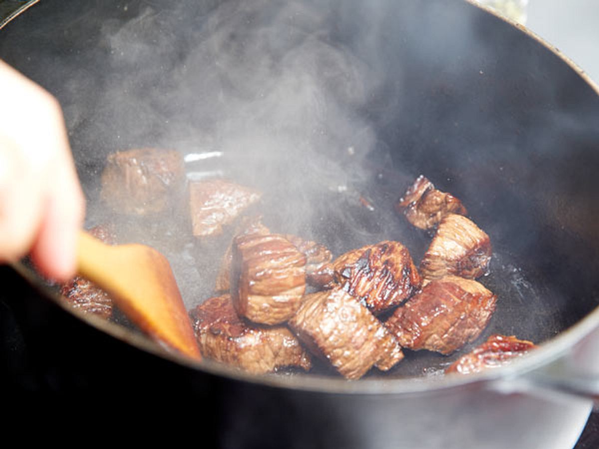 Gulasch kräftig anbraten