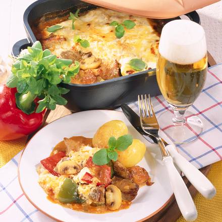 Gulasch-Auflauf mit Schmand-Kruste Rezept Gulasch-Auflauf mit Schmand-Kruste Rezept