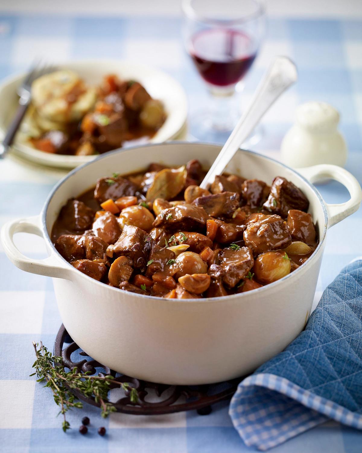 Gulasch Burgunder Art mit Serviettenknödel Rezept