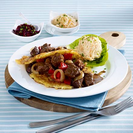 Gulasch im Rösti Rezept Gulasch im Rösti Rezept