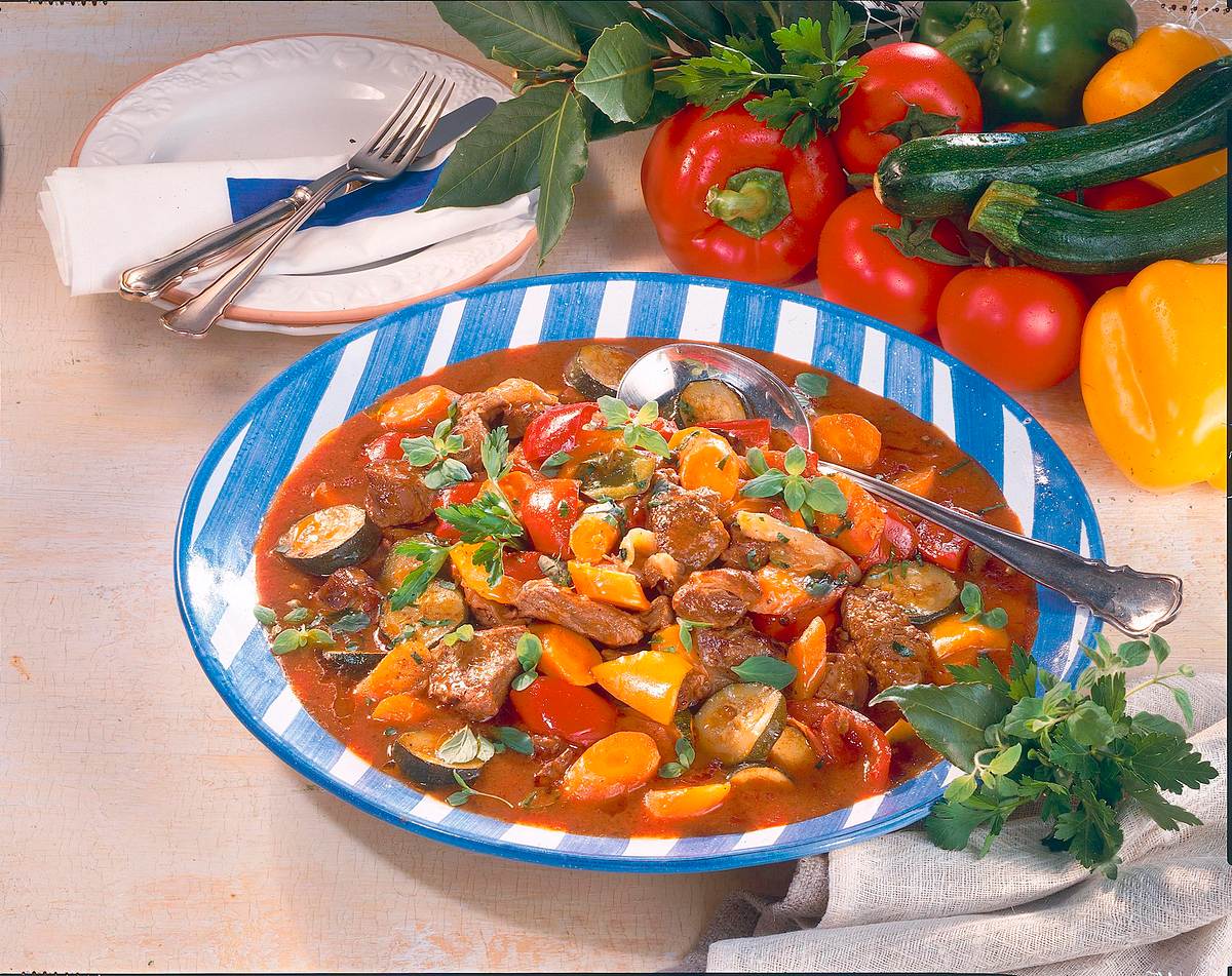 Gulasch mit buntem Gemüse Rezept