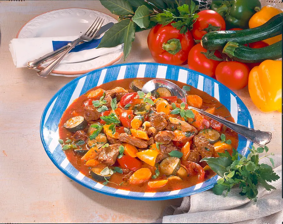 Gulasch mit buntem Gemüse Rezept