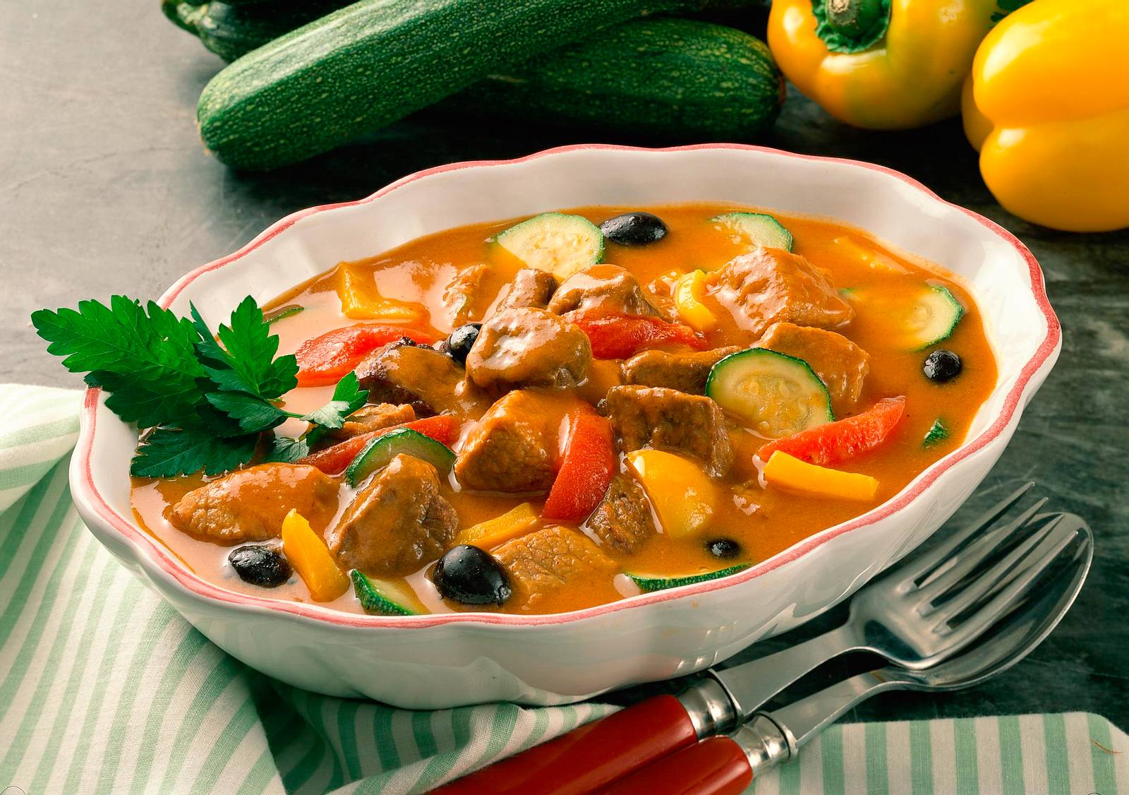 Gulasch mit buntem Gemüse Rezept | LECKER