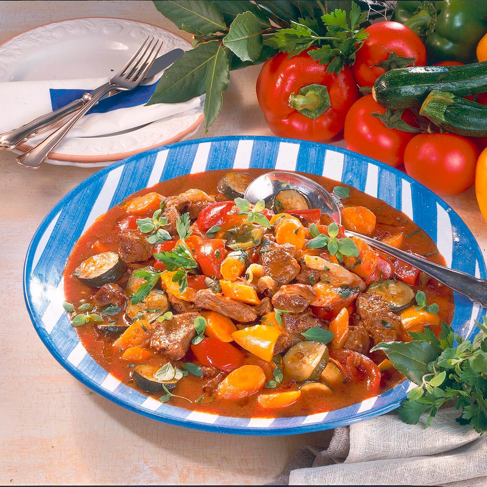 Gulasch mit buntem Gemüse Rezept | LECKER