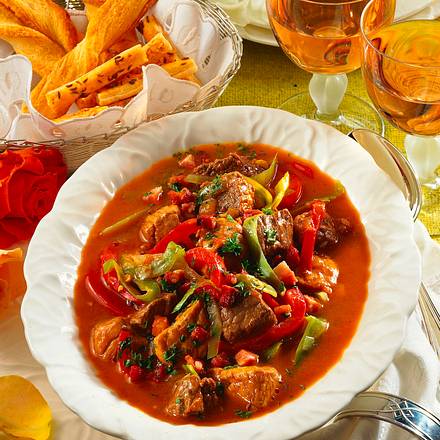 Gulasch mit Paprika und Weißkohl Rezept