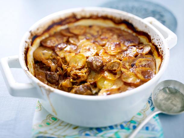 Gulasch mit Sauerkraut und Kartoffelgratin Rezept Gulasch mit Sauerkraut und Kartoffelgratin Rezept