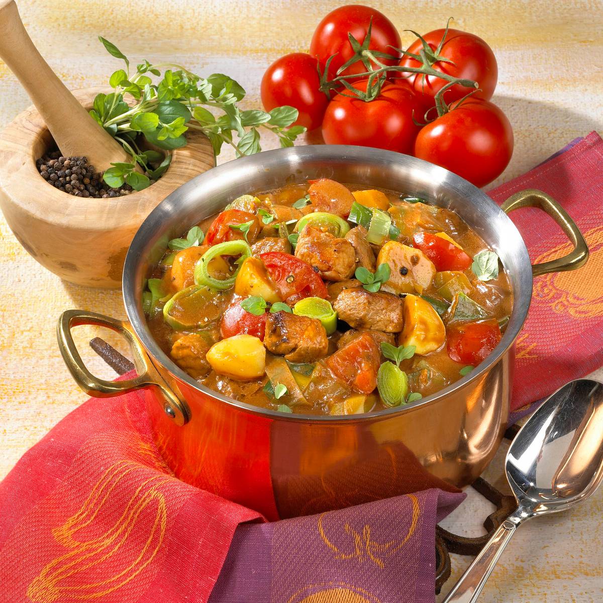 Gulasch mit Tomaten und Kartoffeln Rezept