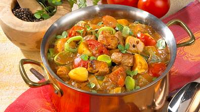 Gulasch mit Tomaten und Kartoffeln Rezept - Foto: LECKER @ Bauer Media Group