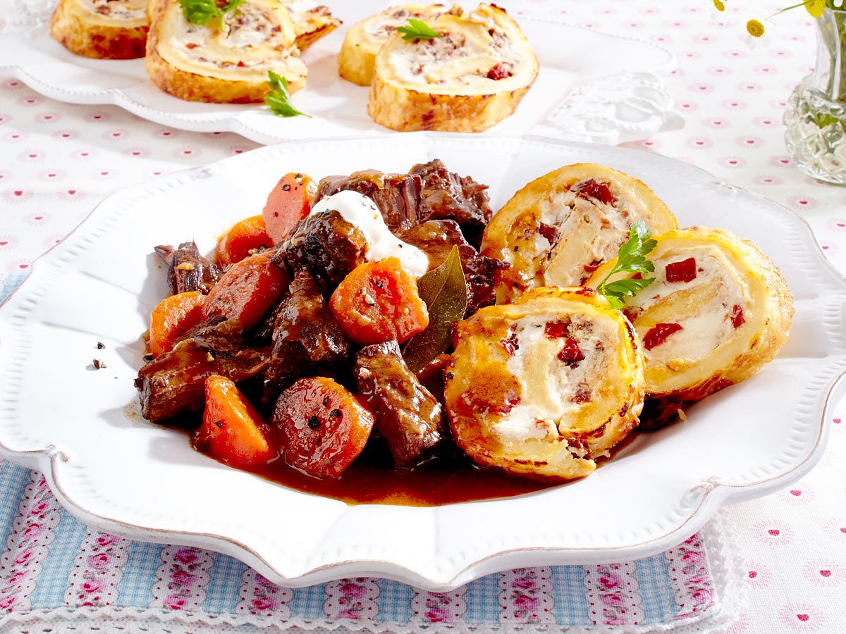 Gulasch-Rezept mit Parmesanrolle - so gehts