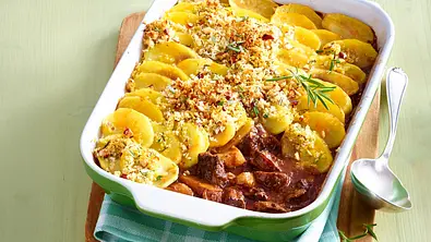 Gulasch unter der Kartoffelhaube Rezept - Foto: LECKER @ Bauer Media Group
