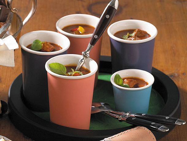 Gulaschsuppe im"Knobelbecher" Rezept Gulaschsuppe im"Knobelbecher" Rezept