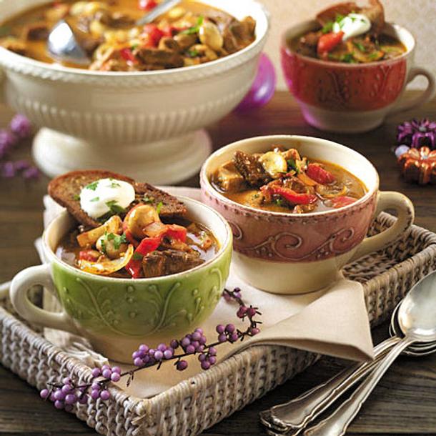 Gulaschsuppe mit Röstbrot-Chips Rezept Gulaschsuppe mit Röstbrot-Chips Rezept